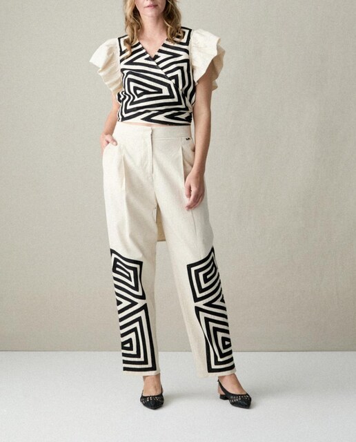 Imagen 0 de Blusa cruzada lino en manga corta y bordado pedrería