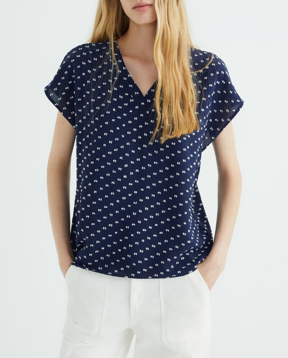 Imagen 0 de Camisa de mujer cuello pico manga corta