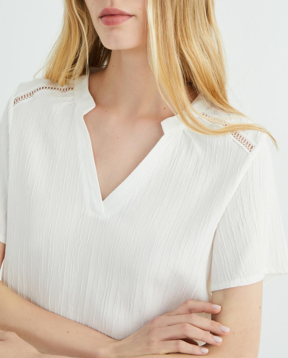 Imagen 0 de Blusa de mujer cuello pico con calados en los hombros
