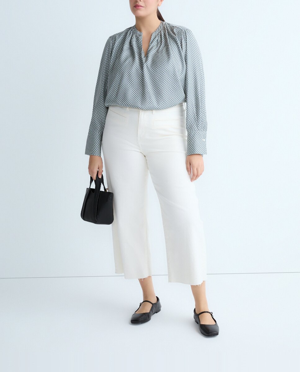 Imagen 0 de Blusa de mujer de manga larga, fluida y con cuello pico