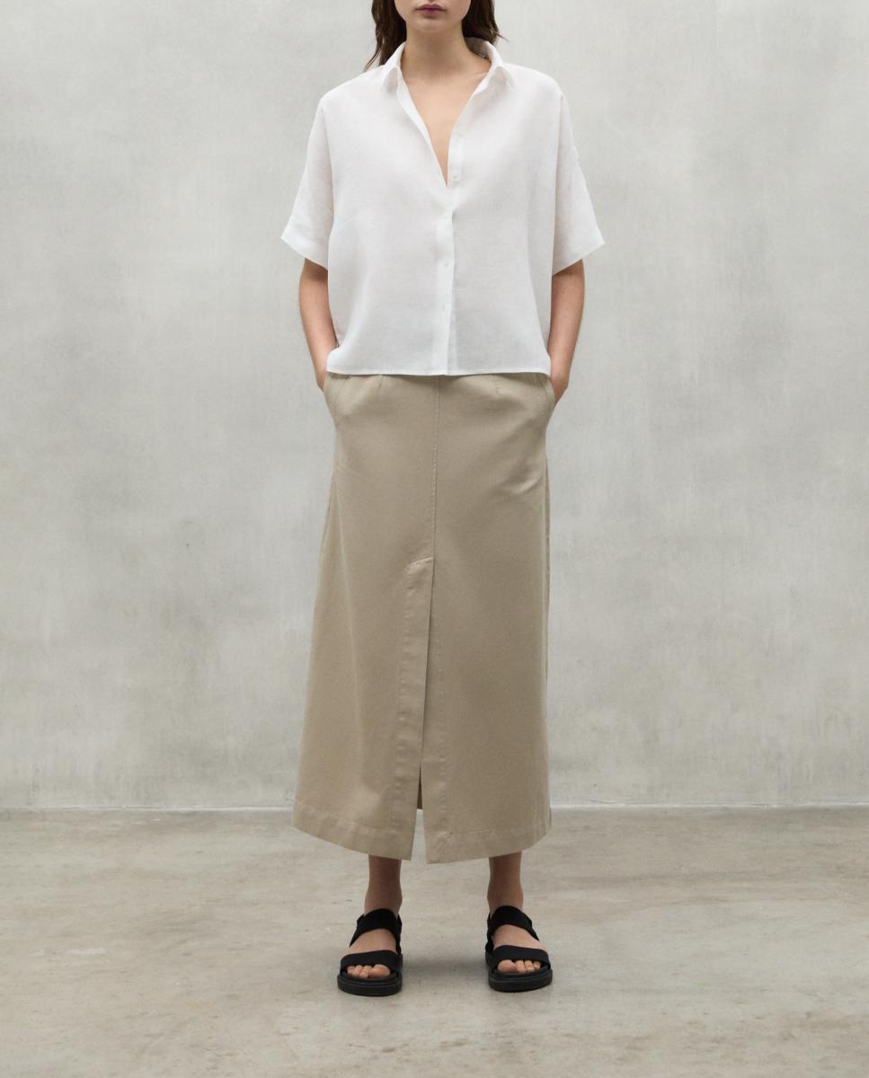 Imagen 0 de La camisa Melania está hecha de 100% lino. Esta fibra es muy resistente y de alto rendimiento, ya que su periodo