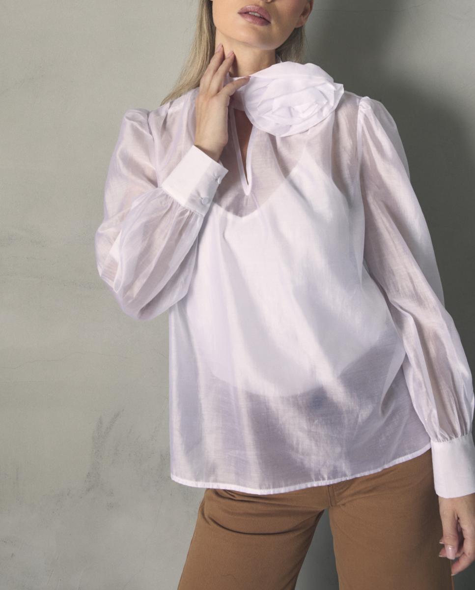 Imagen 0 de Blusa de mujer con lazo en el cuello y detalle flor