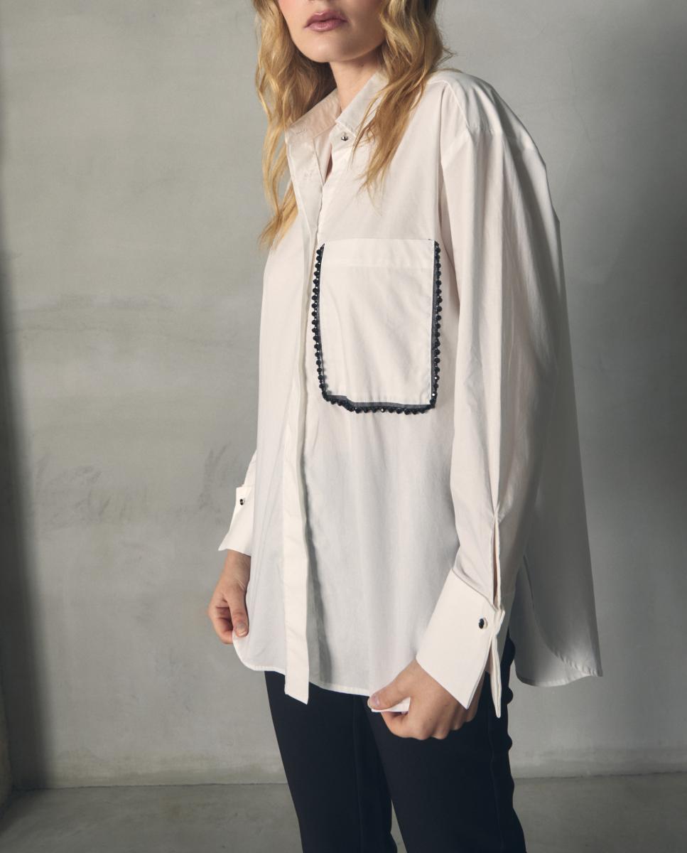 Imagen 0 de Camisa de mujer con bolsillo pedrería