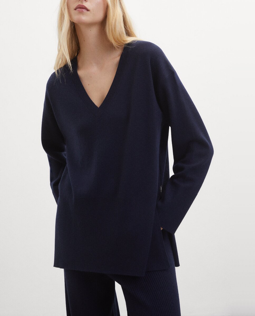 Imagen 0 de Jersey de punto con cuello pico y manga larga de caída recta.