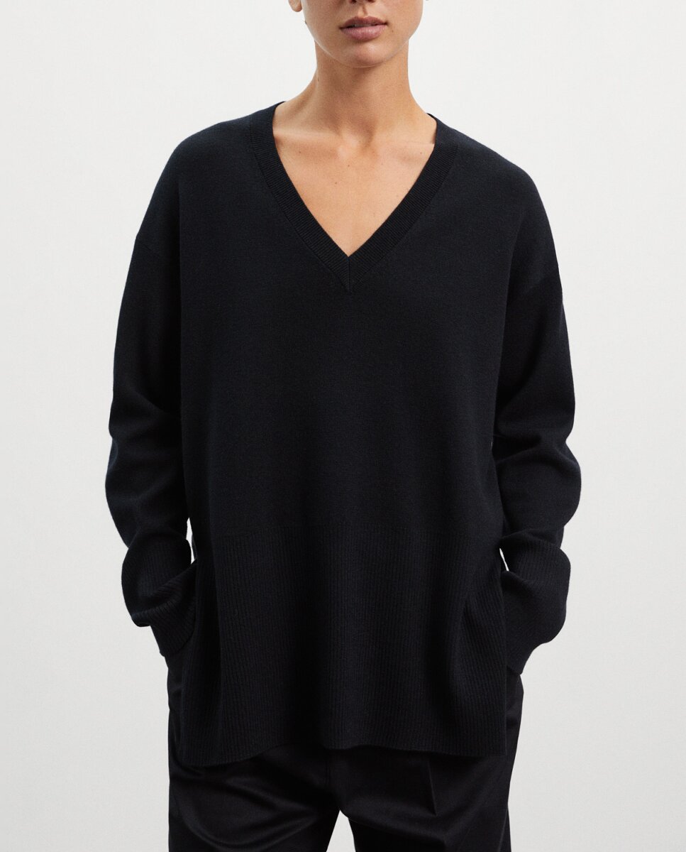 Imagen 0 de Jersey de punto con cuello pico y manga larga de caída recta.