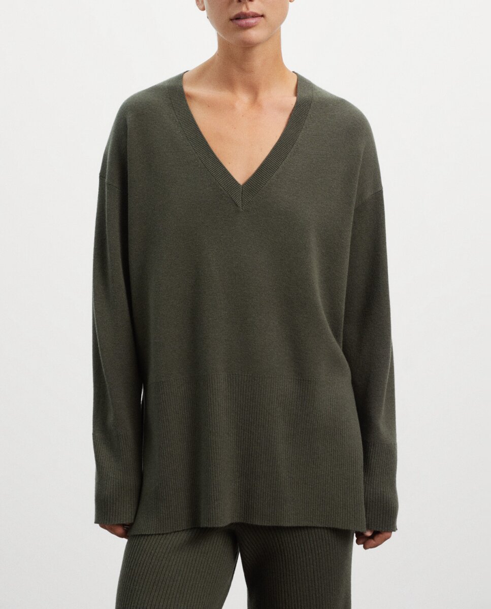 Imagen 0 de Jersey de punto con cuello pico y manga larga de caída recta.
