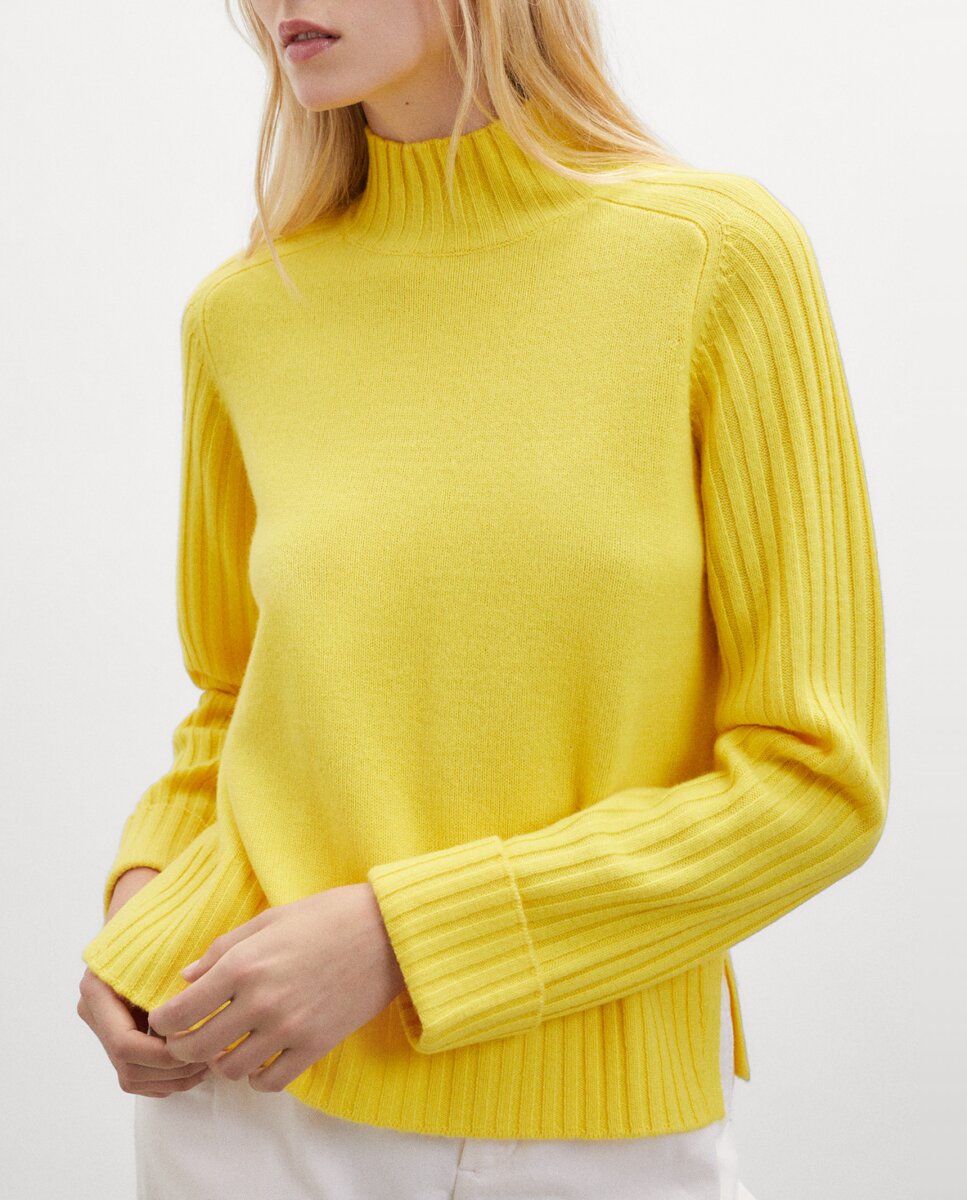 Imagen 0 de Jersey de punto con cuello alto, detalles acanalados y manga larga.