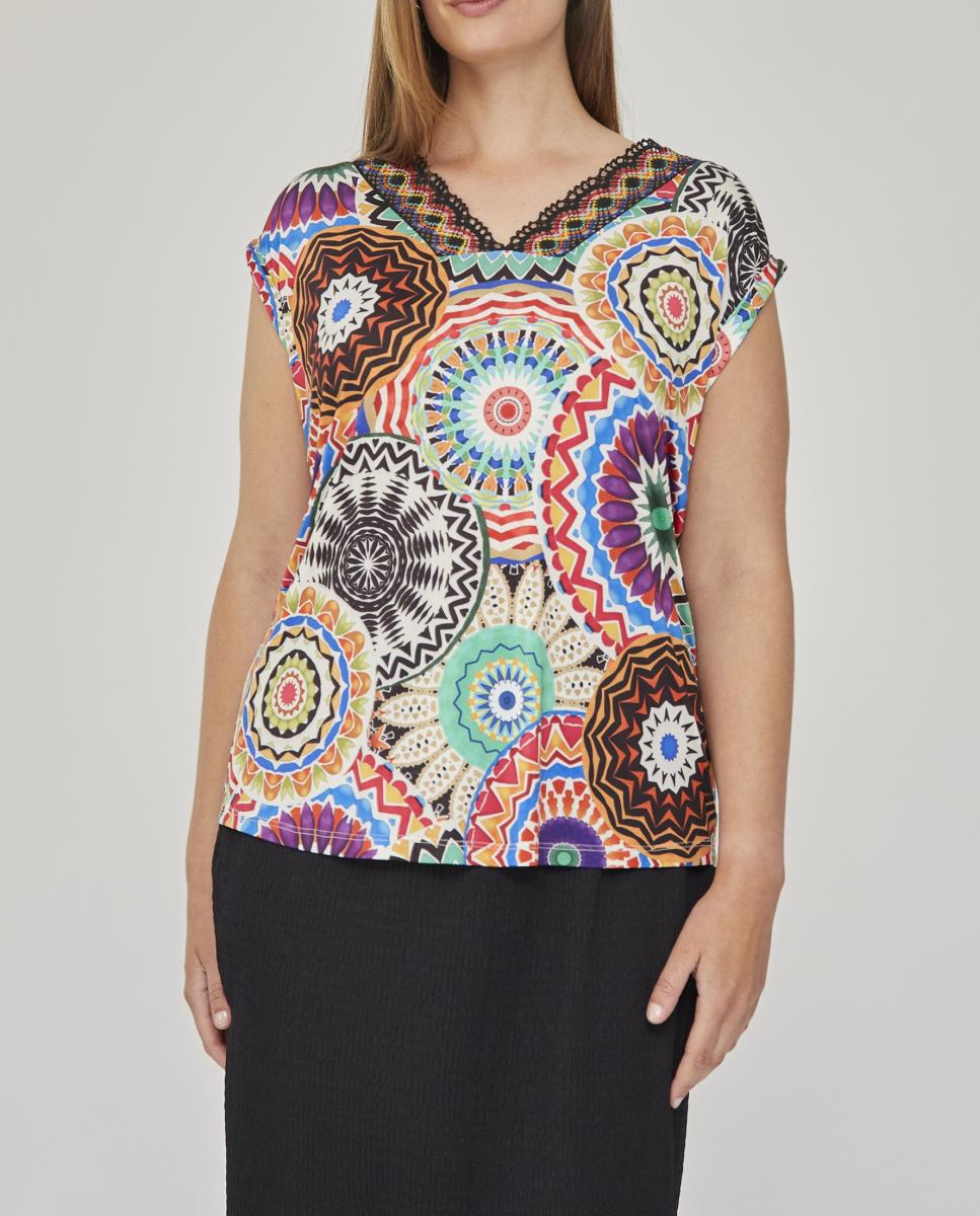 Imagen 0 de Camiseta estampada escote pico con puntilla