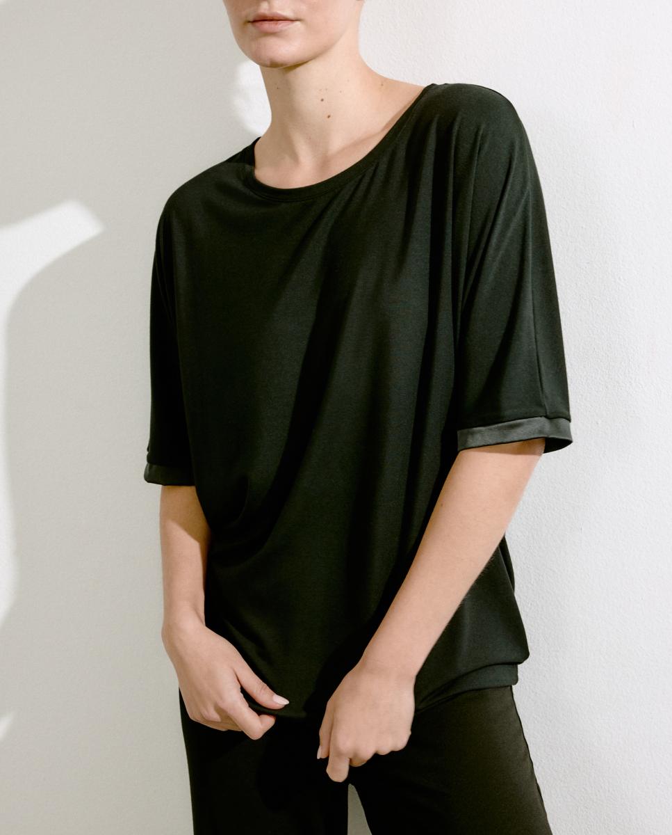 Imagen 0 de Camiseta manga corta cuello caja color negro con estampado de logotipo efecto perla.