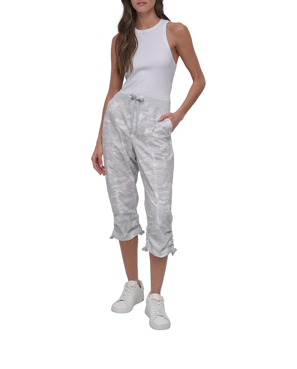 Imagen 0 de Pantalón de mujer capri estilo cargo.