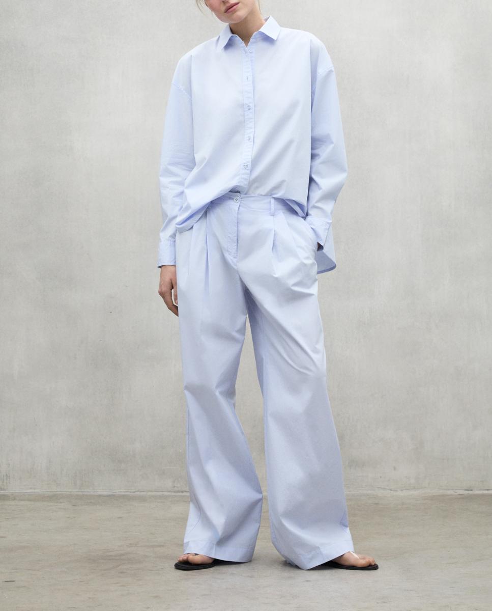 Imagen 0 de Los pantalones Oniar, elaborados con 30% algodón reciclado, cuentan con cintura alta y pliegues delanteros que