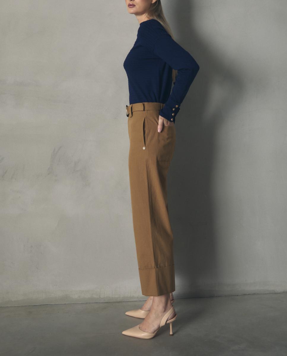 Imagen 0 de Pantalón de mujer estilo cropped.