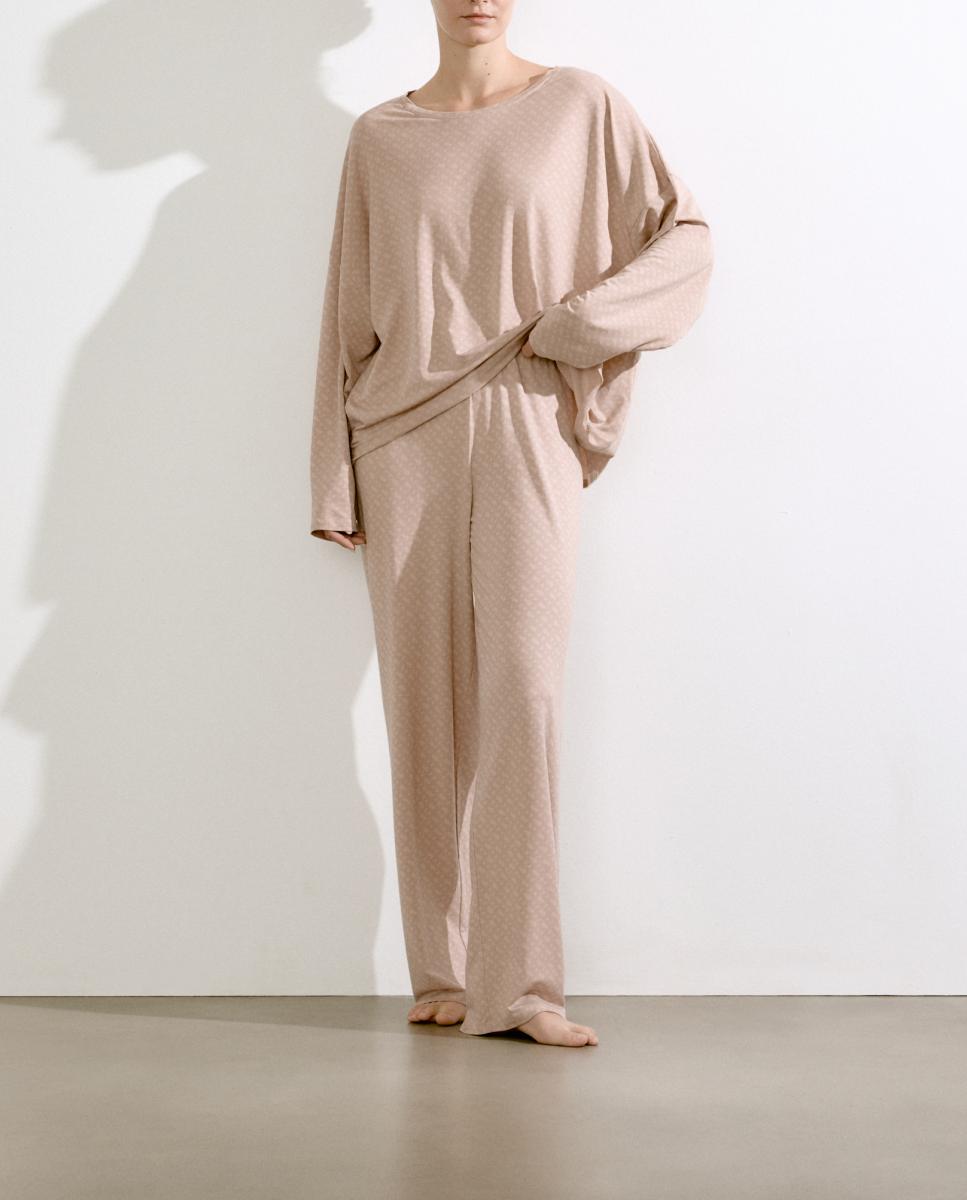 Imagen 0 de Pantalón ancho estampado de monograma tonal integral en color beige.