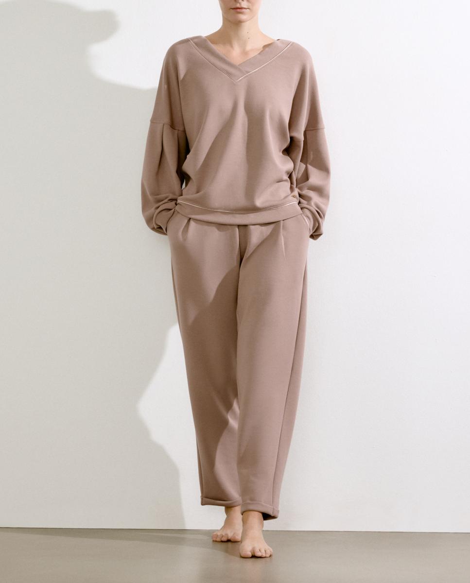 Imagen 0 de Pantalón tipo jogger de corte ajustado color beige.
