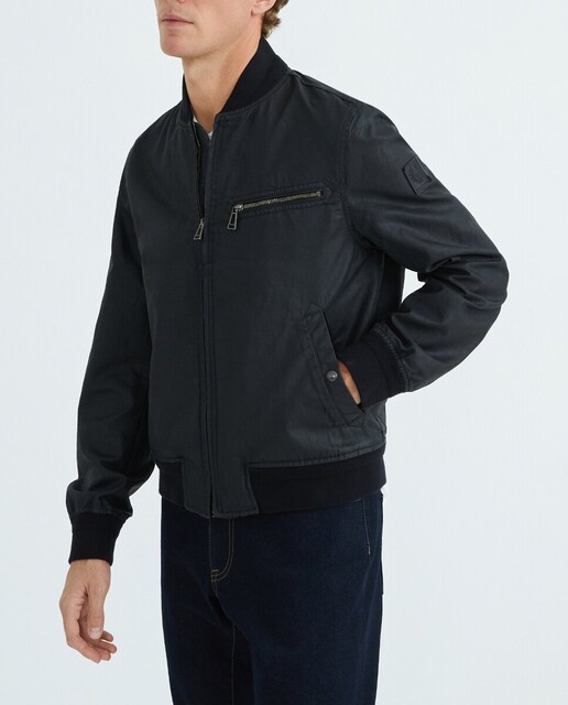 Imagen 0 de Cazadora de hombre tipo bomber con bolsillo de cremallera en el pecho