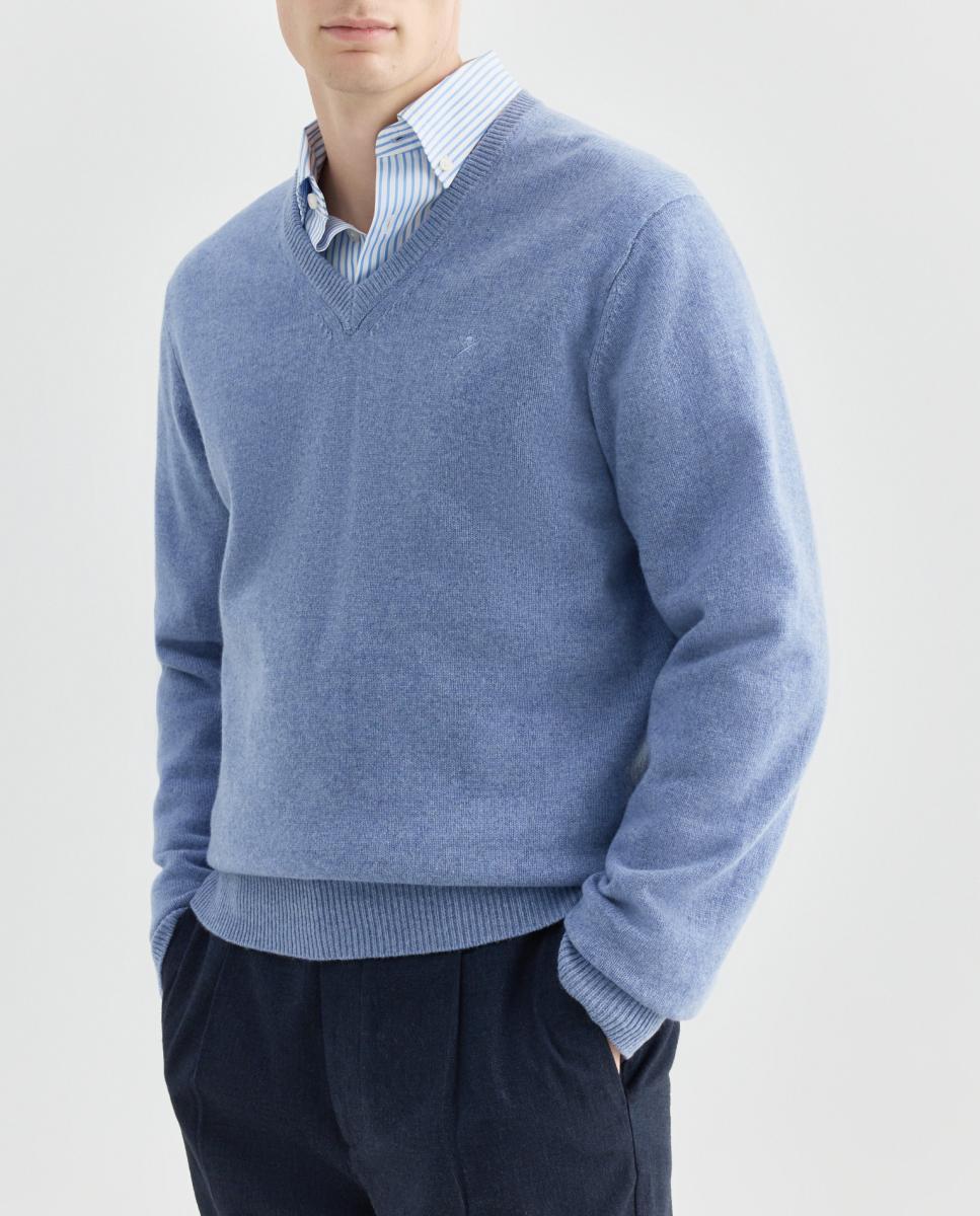 Imagen 0 de Jersey de hombre liso cuello pico con logo bordado.