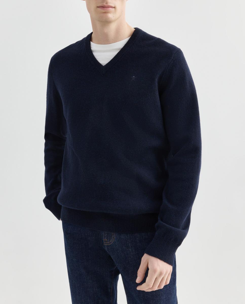 Imagen 0 de Jersey de hombre liso cuello pico con logo bordado.