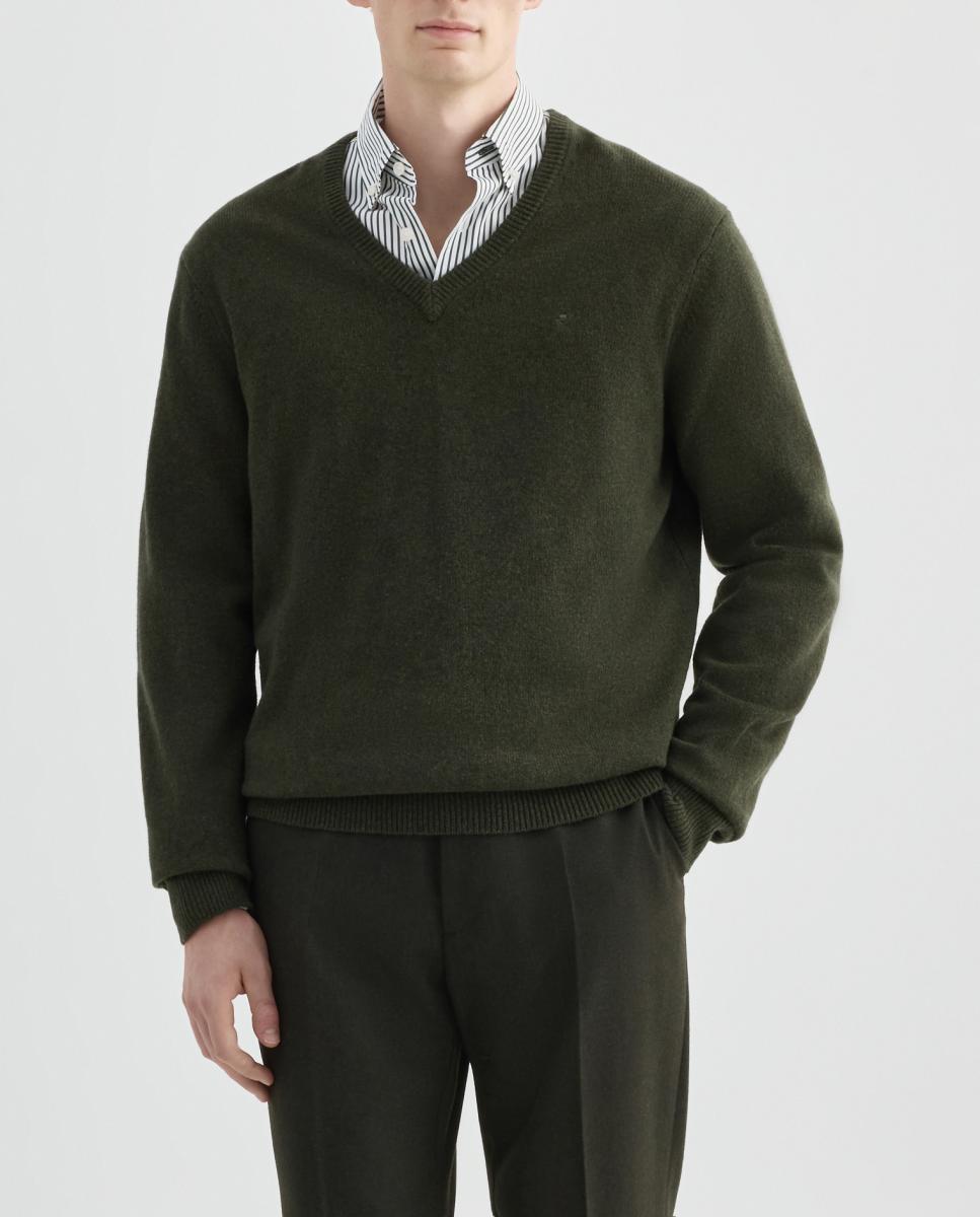 Imagen 0 de Jersey de hombre liso cuello pico con logo bordado.