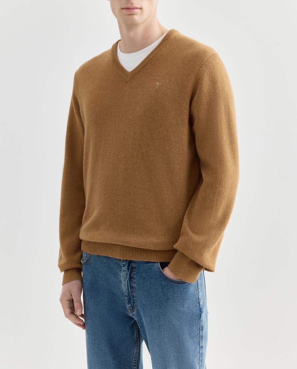 Imagen 0 de Jersey de hombre liso cuello pico con logo bordado.