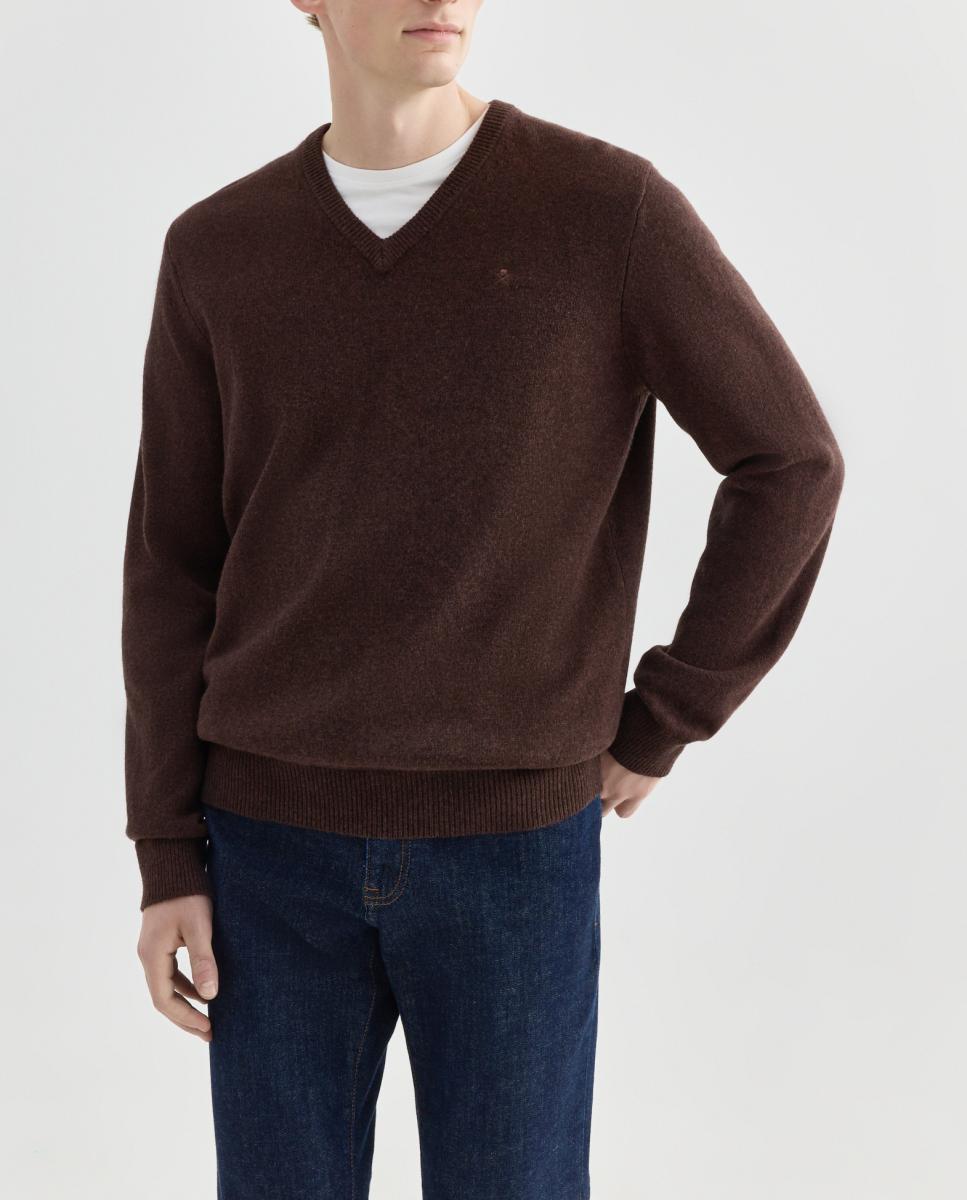 Imagen 0 de Jersey de hombre liso cuello pico con logo bordado.