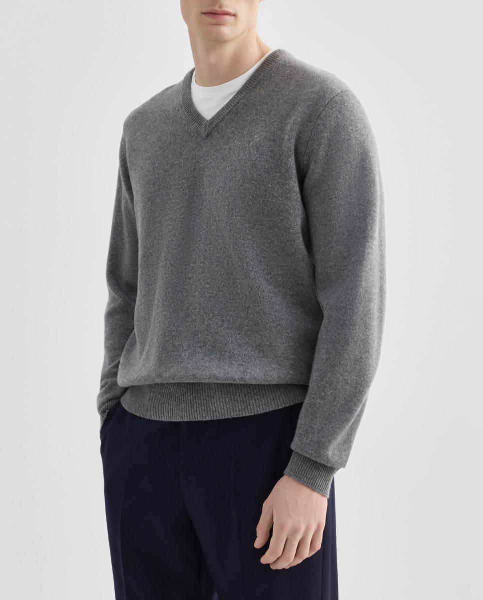 Imagen 0 de Jersey de hombre liso cuello pico con logo bordado.