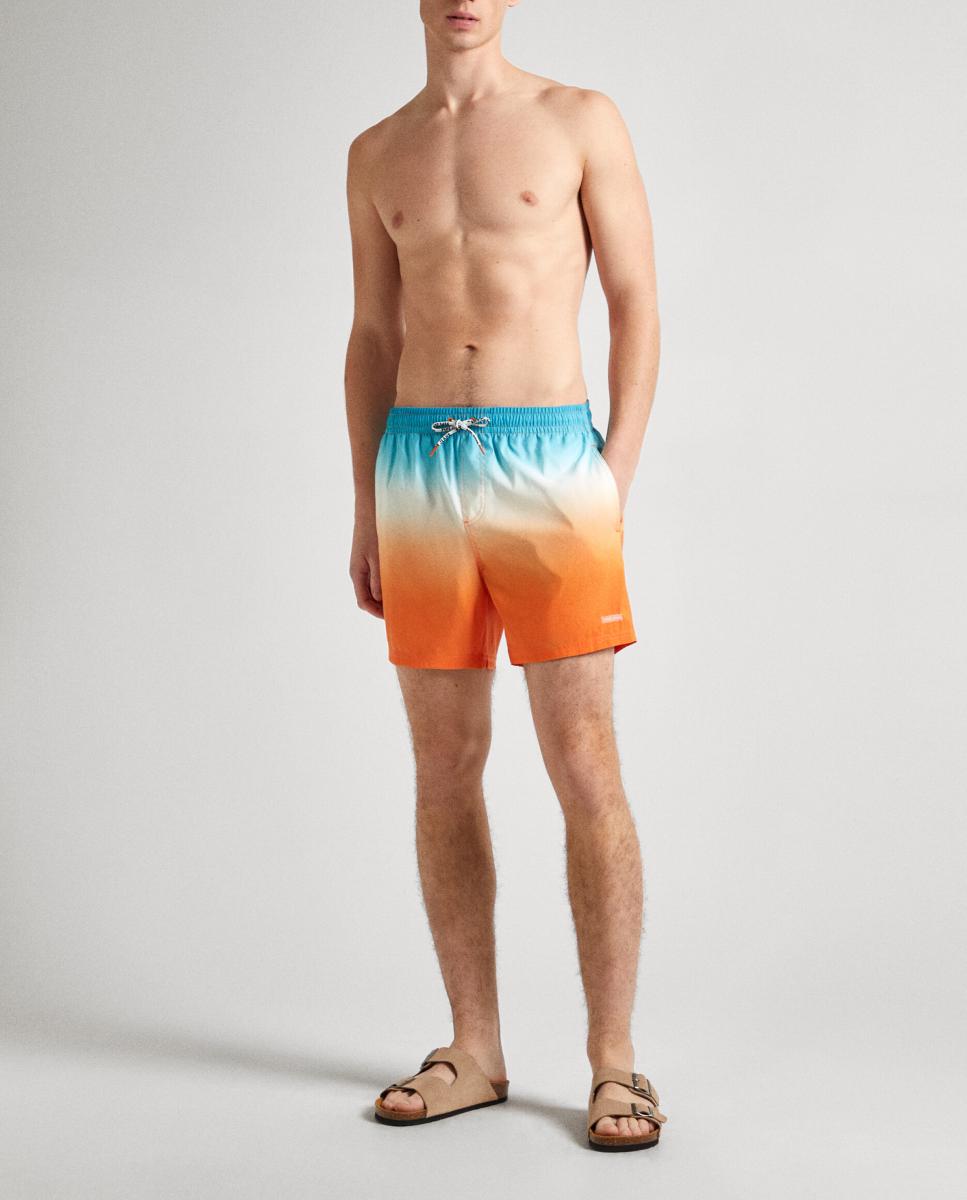 Imagen 0 de Bañador de hombre tie dye. Cintura ajustable con cordón en costraste.