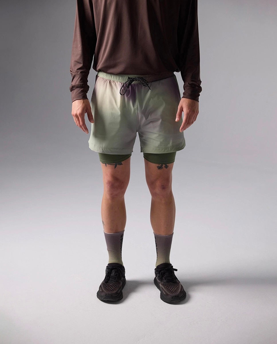Imagen 0 de Pantalón deportivo corto con parte exterior y mallas cortas en la parte interior de mujer
