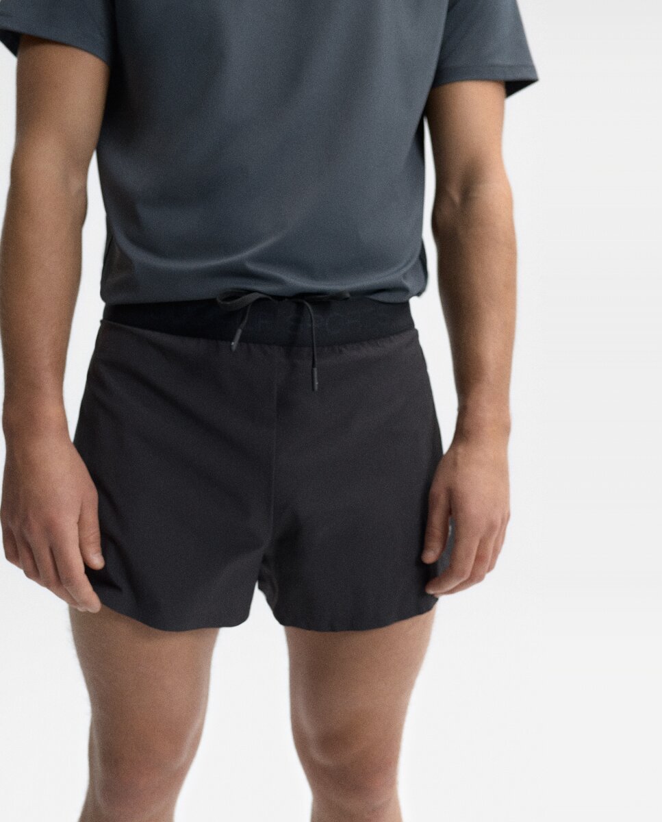 Imagen 0 de Pantalón corto con perforación lateral para mayor transpirabilidad y aperturas laterales.