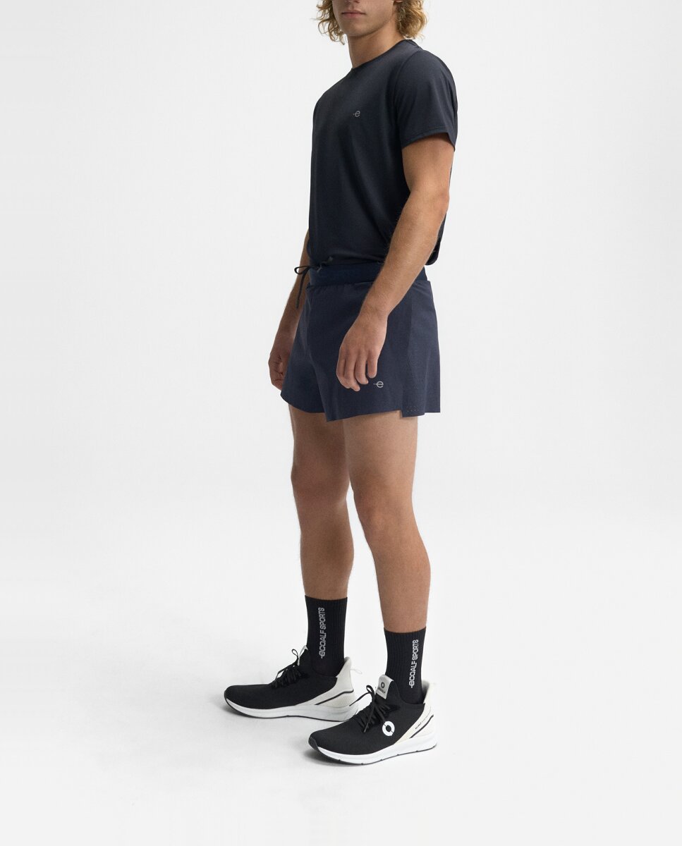 Imagen 0 de Pantalón corto con perforación lateral para mayor transpirabilidad y aperturas laterales.
