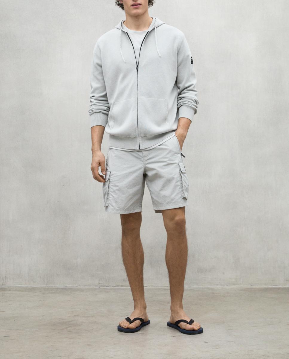 Imagen 0 de Shorts con bolsillos cargo en los laterales con broches ocultos.
