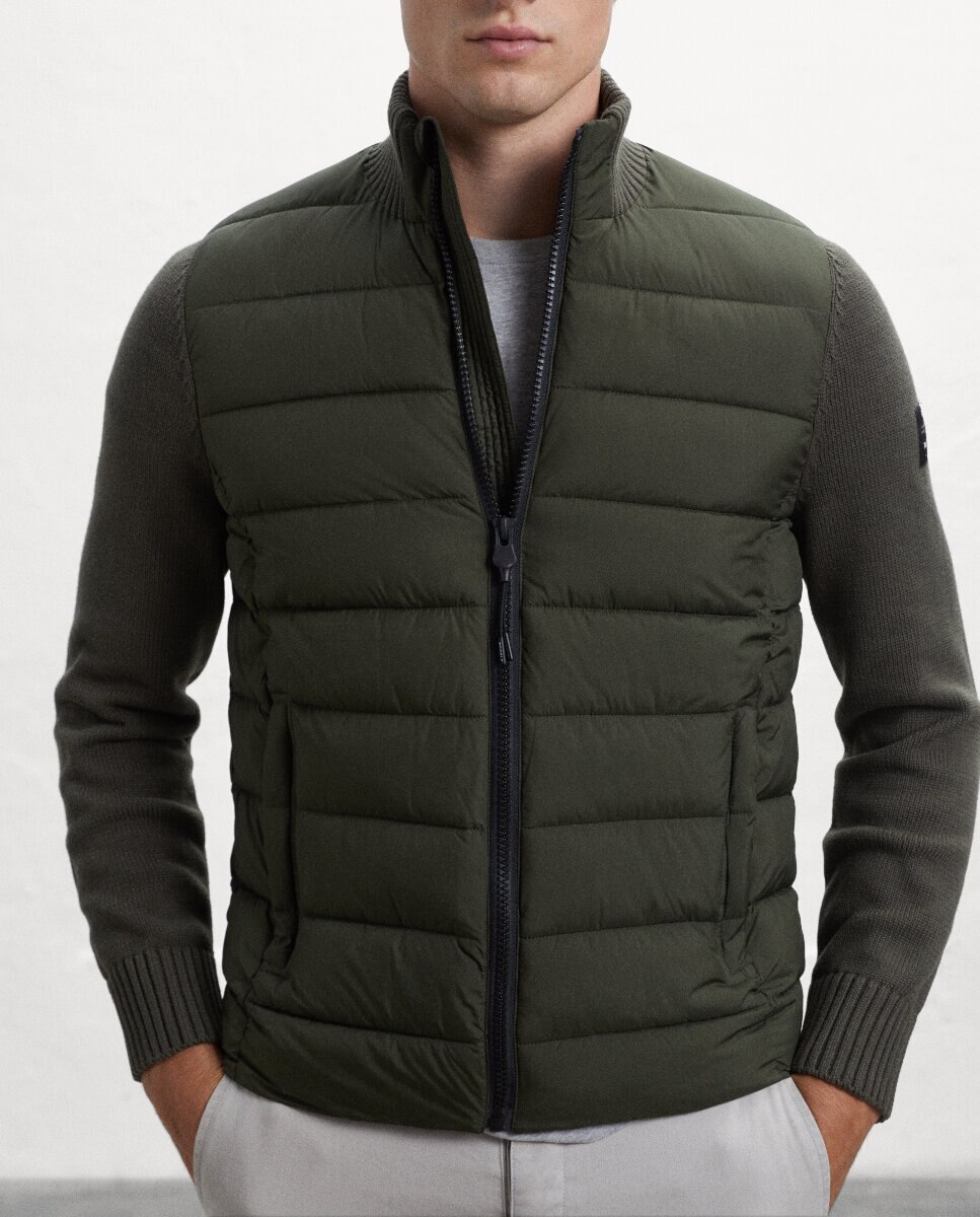 Imagen 0 de Jersey con panel frontal acolchado, cierre frontal con cremallera y cuello alto.