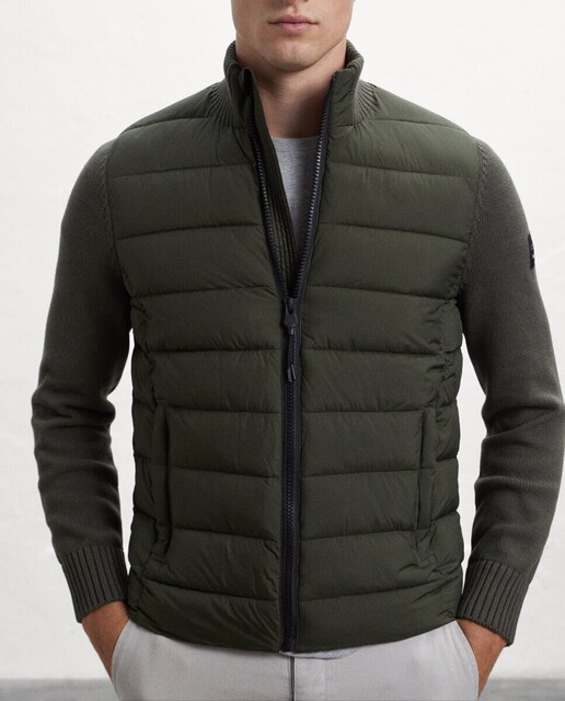 Imagen 0 de Jersey con panel frontal acolchado, cierre frontal con cremallera y cuello alto.