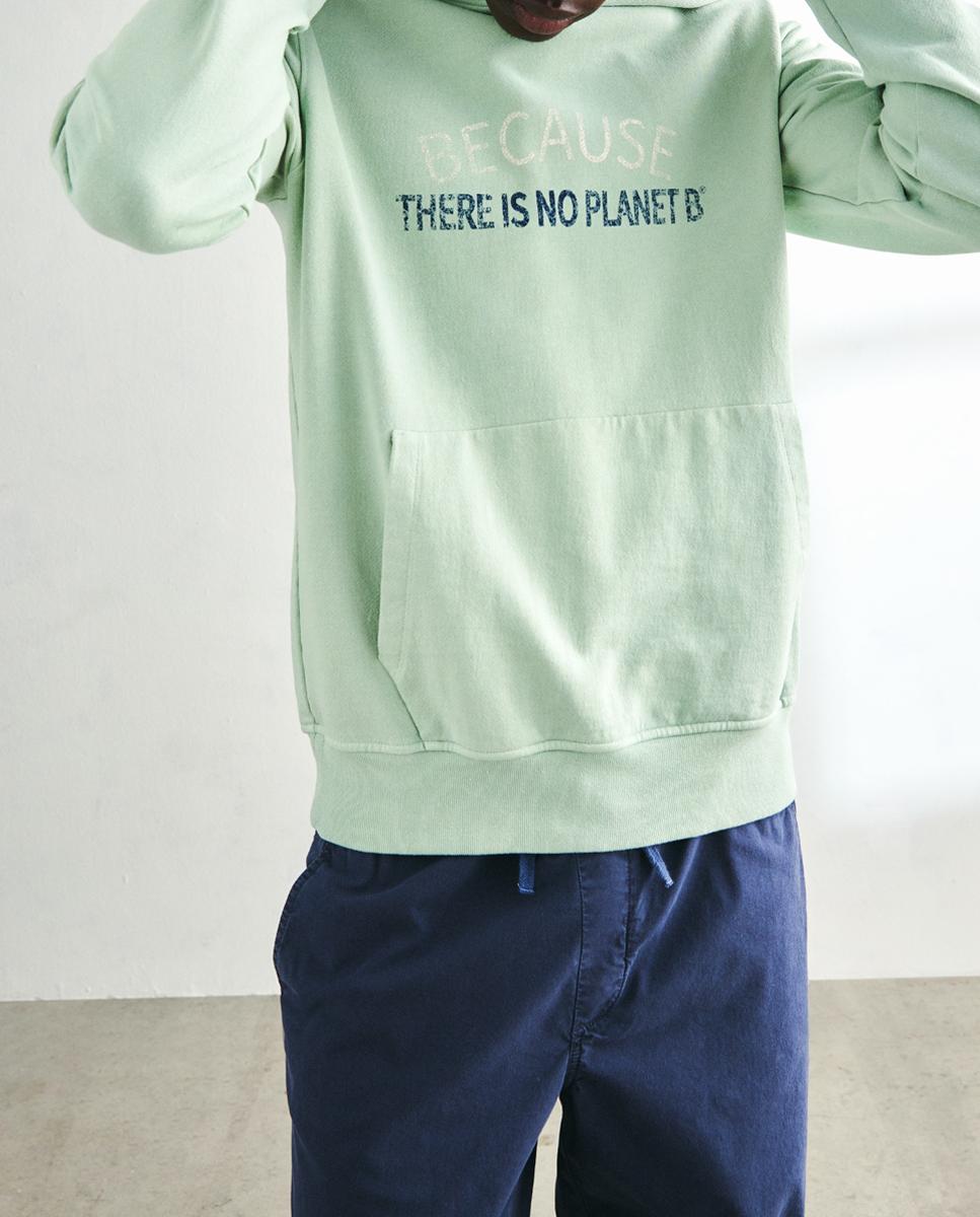 Imagen 0 de Sudadera con capucha, bolsillo frontal tipo canguro y print frontal.