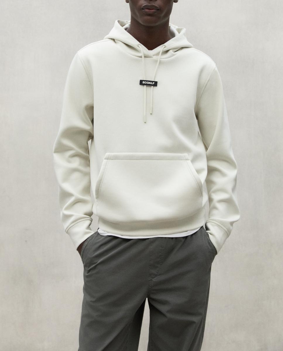 Imagen 0 de La sudadera Shelby está hecha de 75% poliéster reciclado, 16% LENZING™ ECOVERO™ y un 9% de SPANDEX. En ECOALF