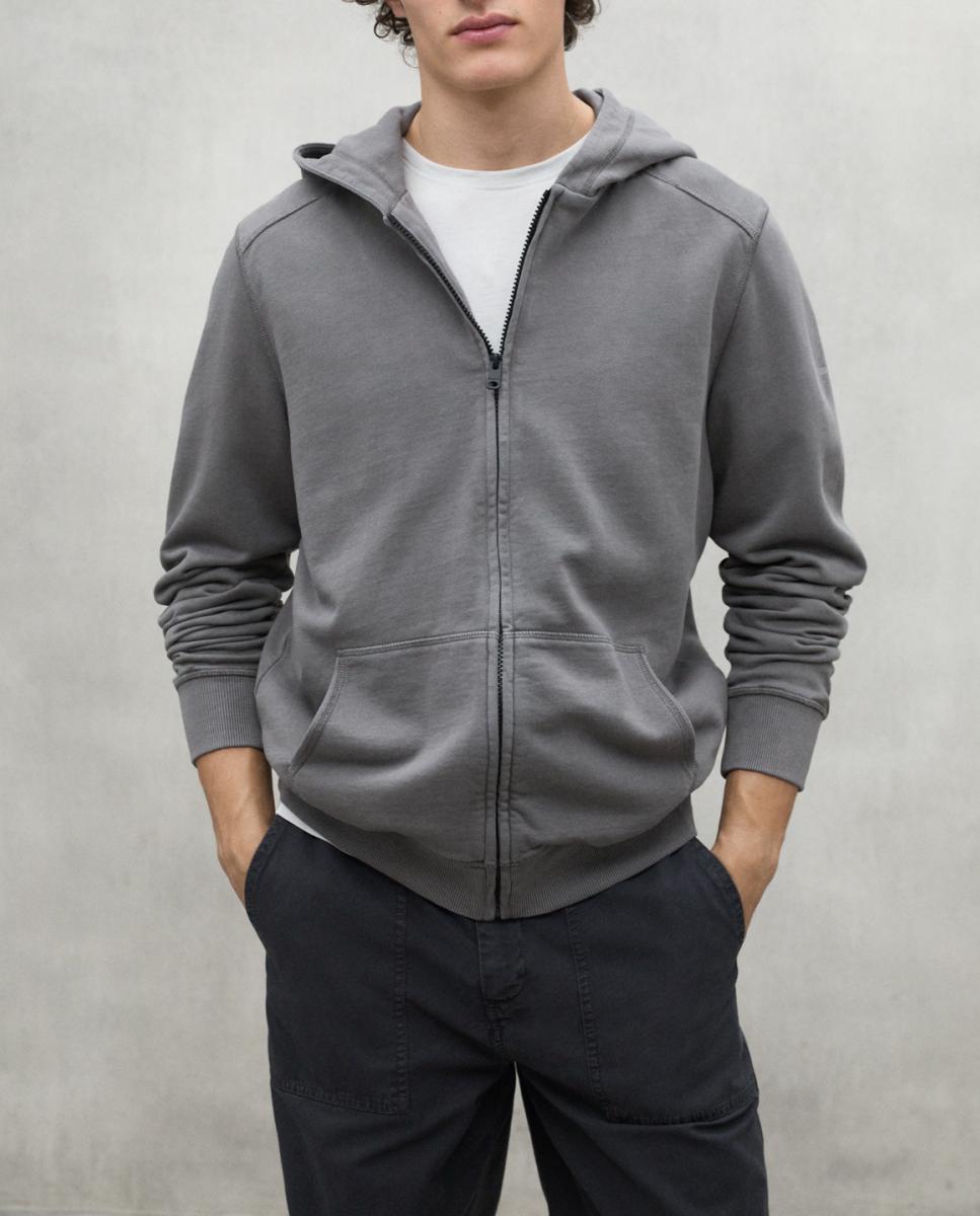 Imagen 0 de La sudadera Rena, confeccionada con un material principal de 100% algodón reciclado, es la opción perfecta para