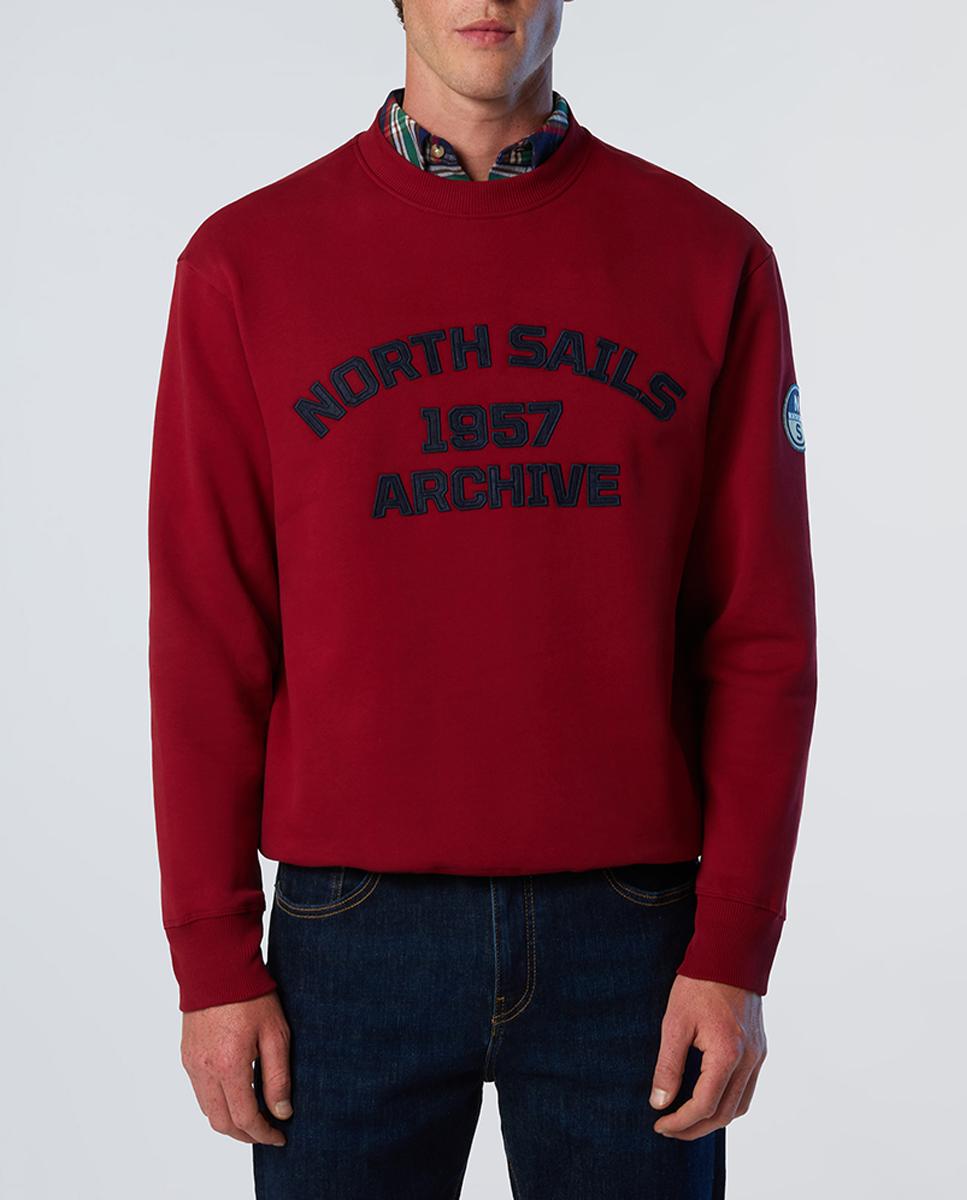 Imagen 0 de Sudadera de felpa con cuello redondo, lettering en fieltro y parches vintage.
