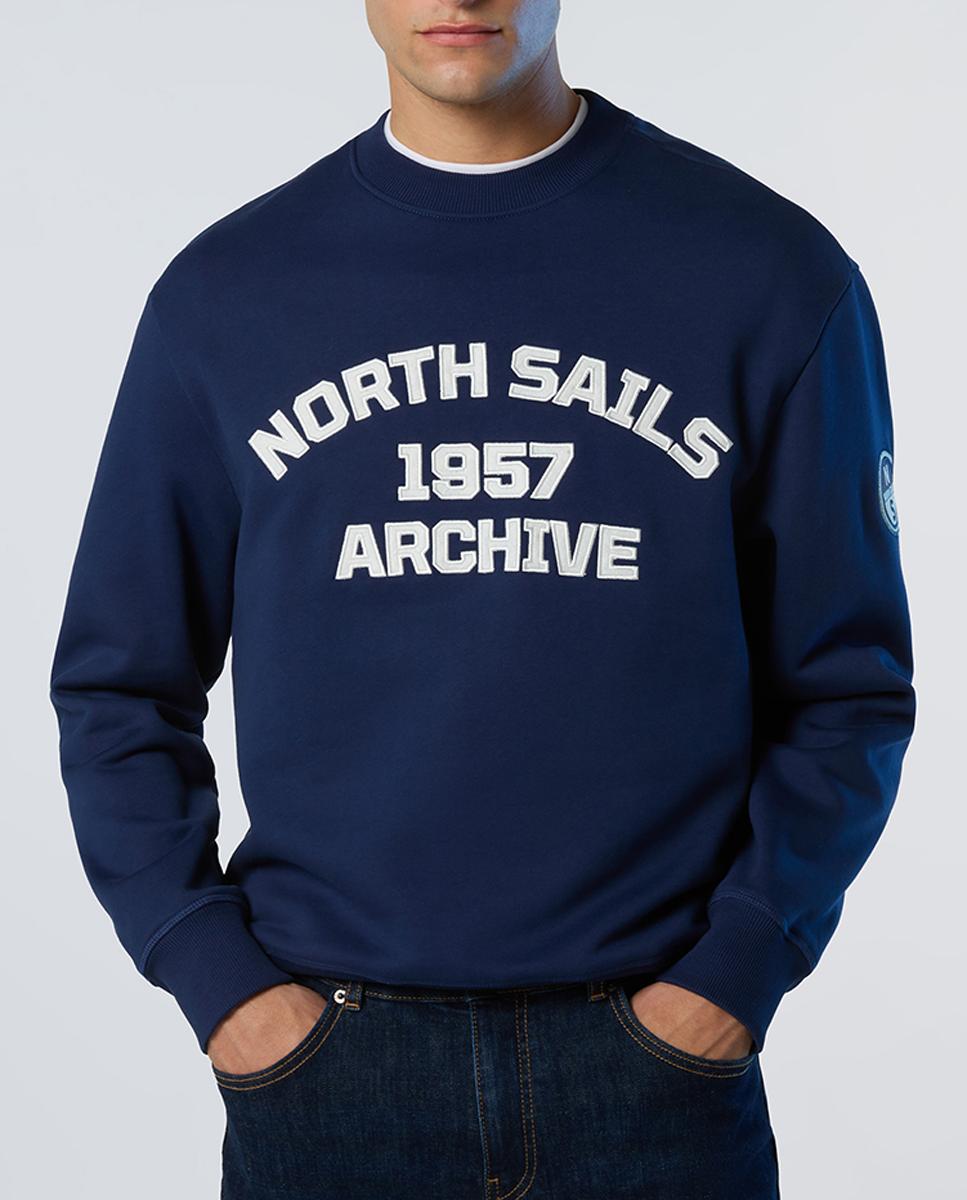 Imagen 0 de Sudadera de felpa con cuello redondo, lettering en fieltro y parches vintage.
