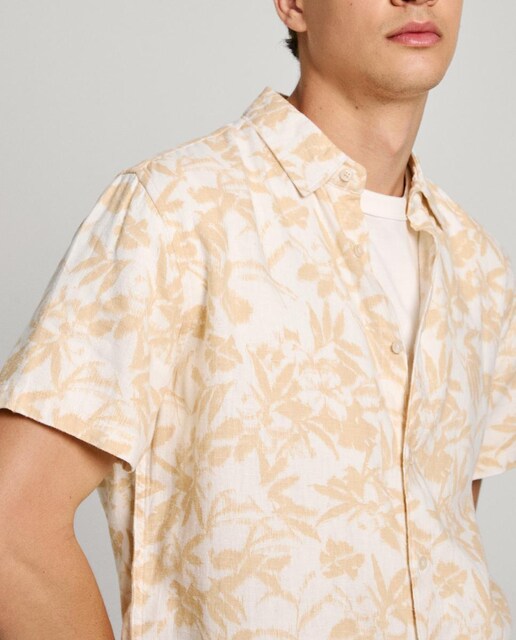 Imagen 0 de Camisa de hombre de manga corta y corte recto