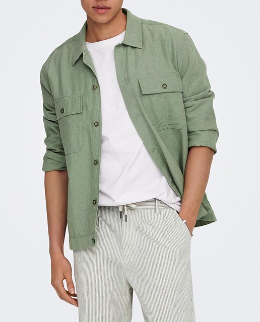 Imagen 0 de Sobrecamisa con bolsillos de hombre