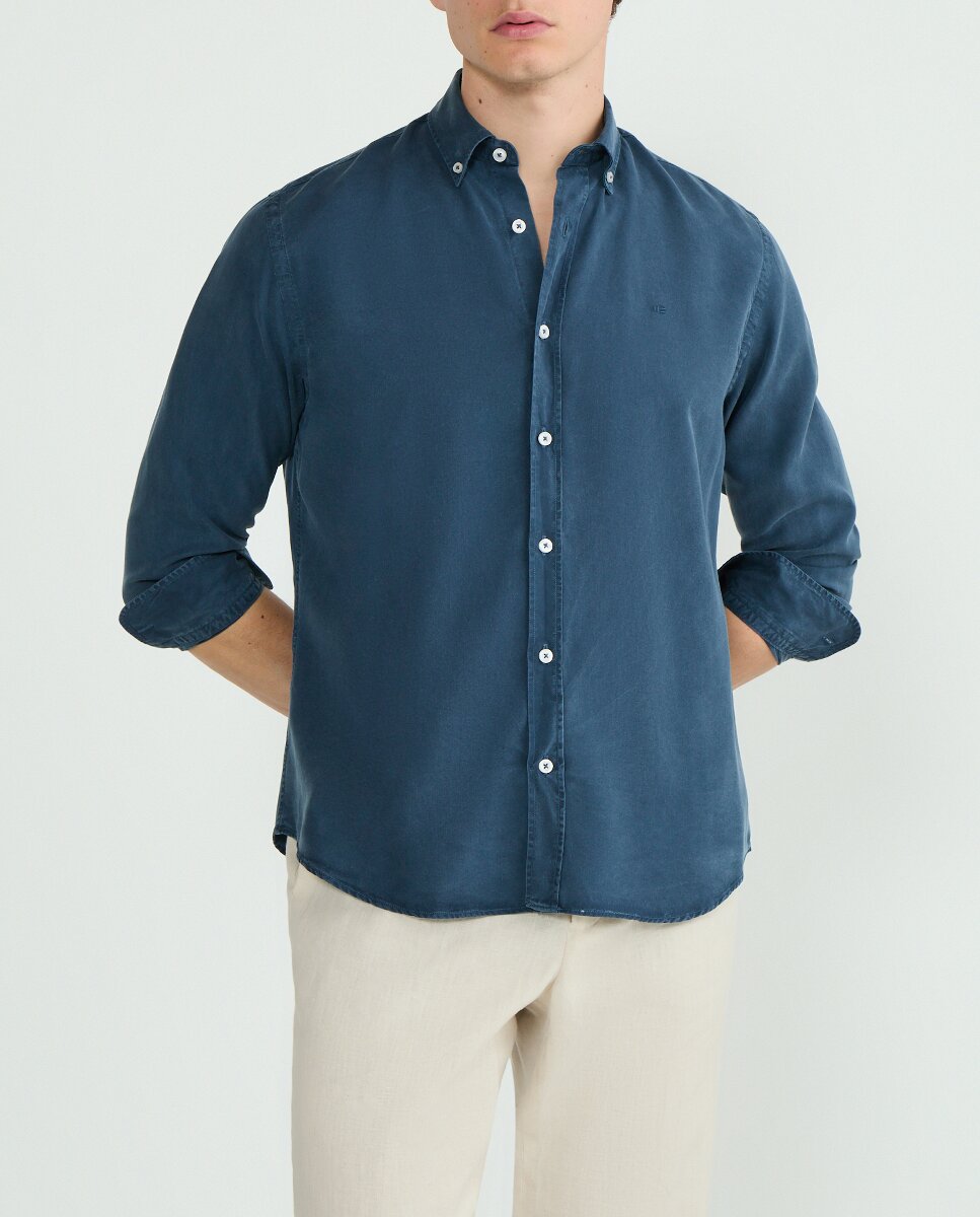 Imagen 0 de Camisa de hombre regular  tintada en prenda