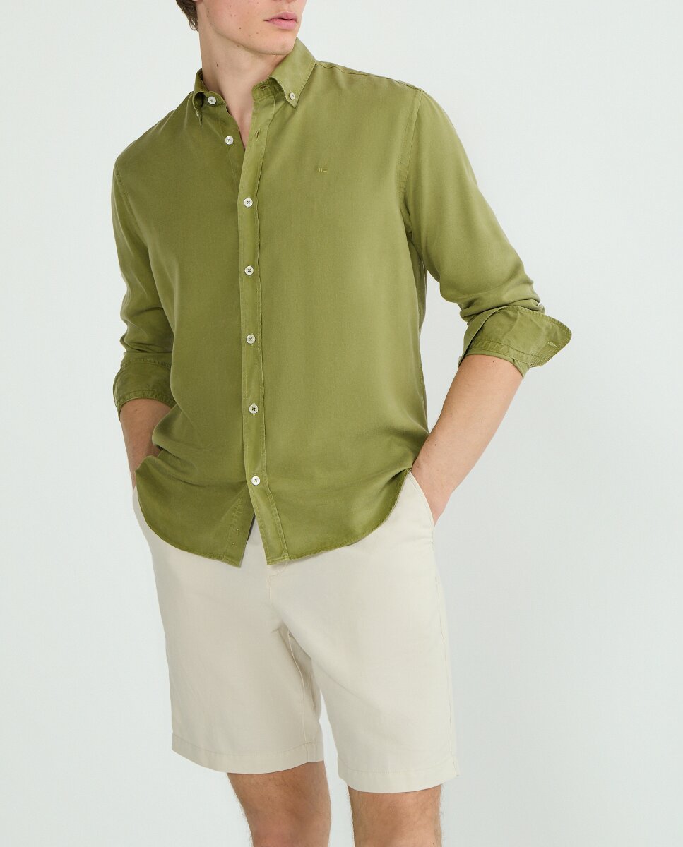 Imagen 0 de Camisa de hombre regular  tintada en prenda
