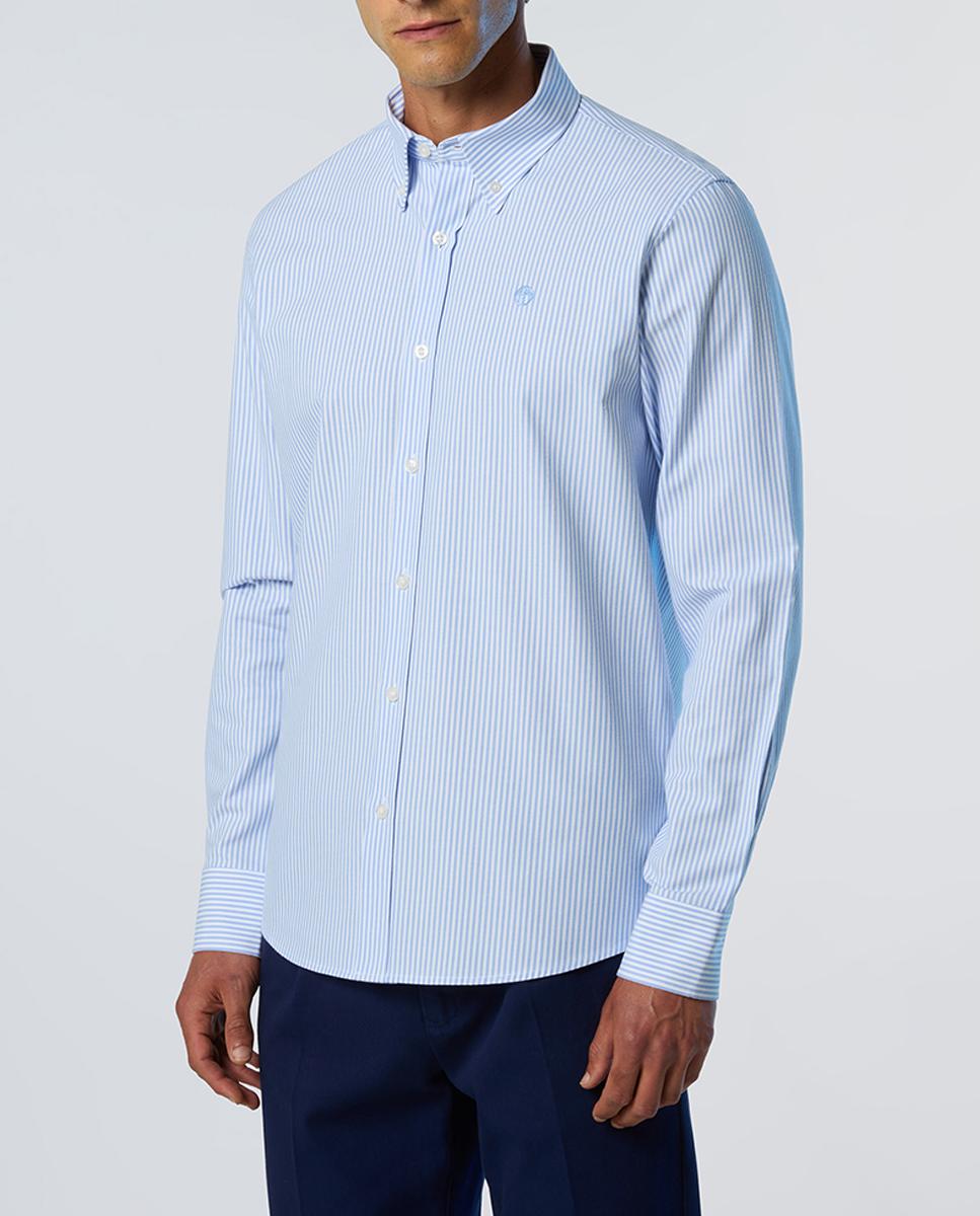 Imagen 0 de Camisa Oxford de rayas, logo bordado, cuello con botón y detalles interiores en blanco.