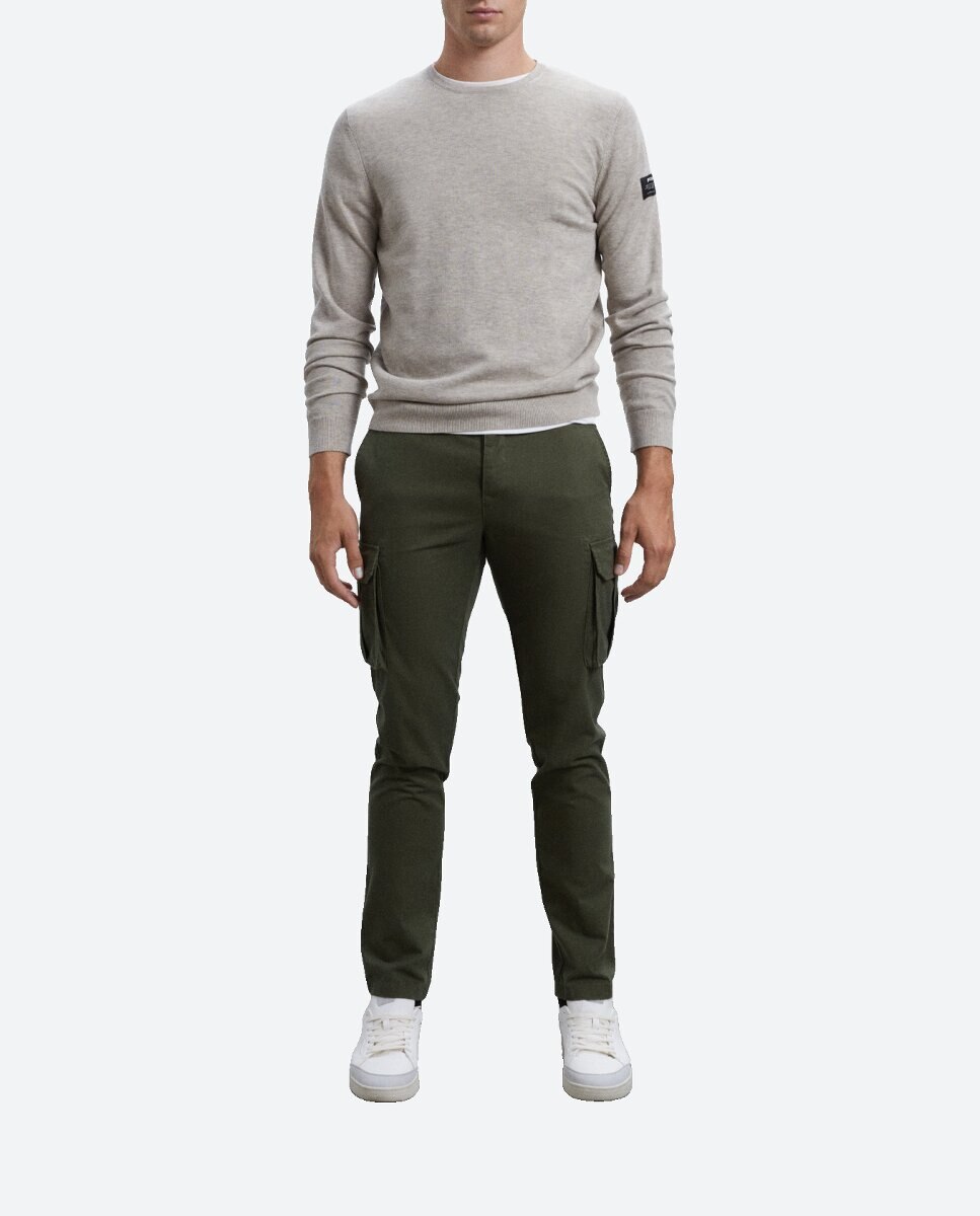 Imagen 0 de Pantalones de tiro medio, con bolsillos cargo en los laterales.