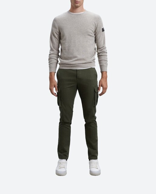 Imagen 0 de Pantalones de tiro medio, con bolsillos cargo en los laterales.