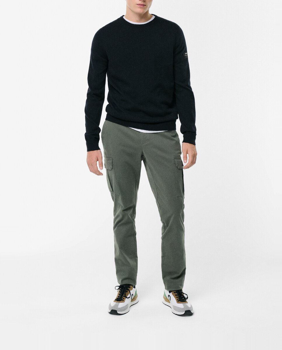 Imagen 0 de Pantalones con fit regular, cierre con botón y logo en el lateral.