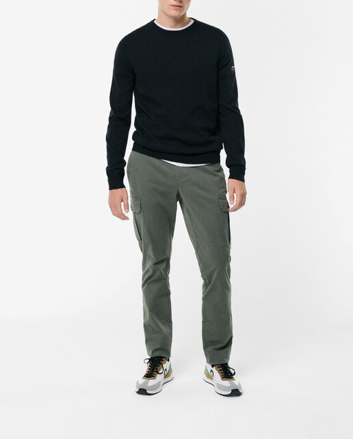 Imagen 0 de Pantalones con fit regular, cierre con botón y logo en el lateral.