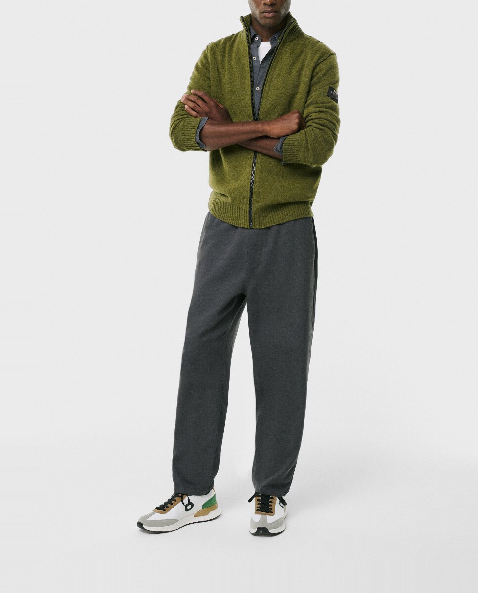 Imagen 0 de Pantalones con fit regular, cintura elástica y bolsillos laterales.