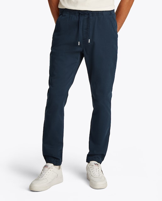 Imagen 0 de Pantalón chino de hombre con ajustes elásticos en la cintura y piernas