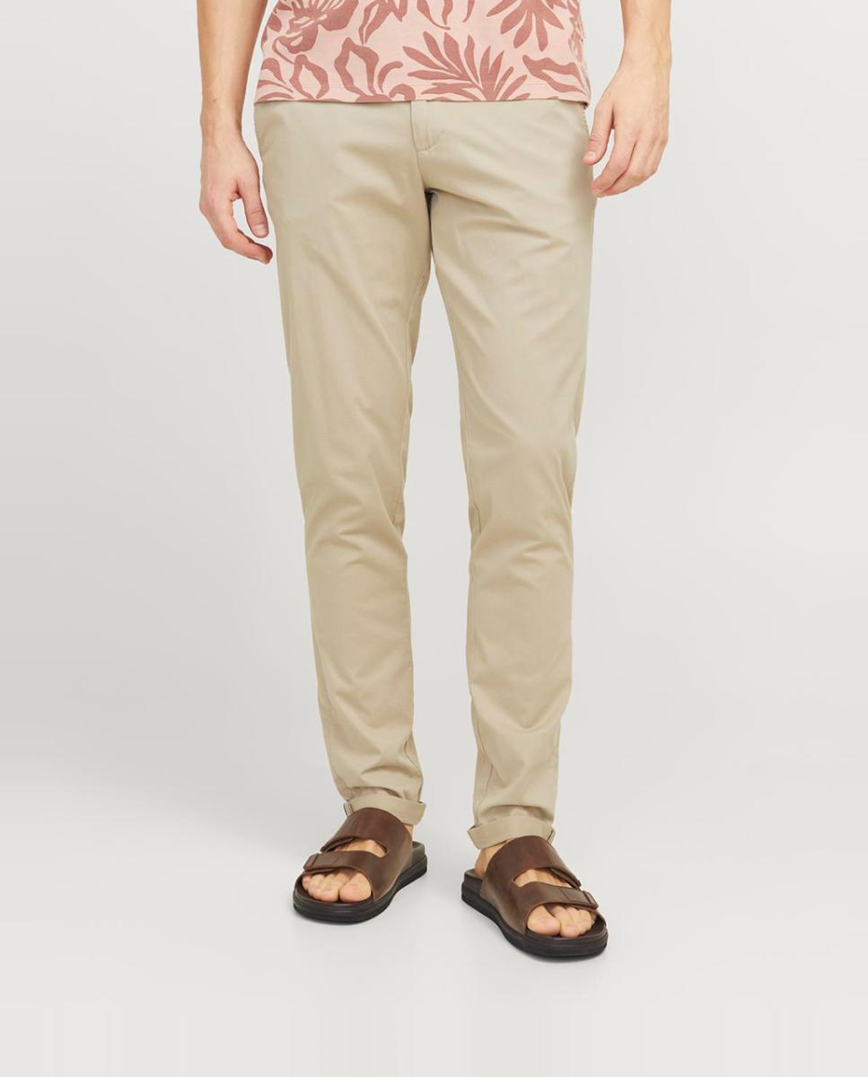 Imagen 0 de Pantalón chino de hombre corte entallado