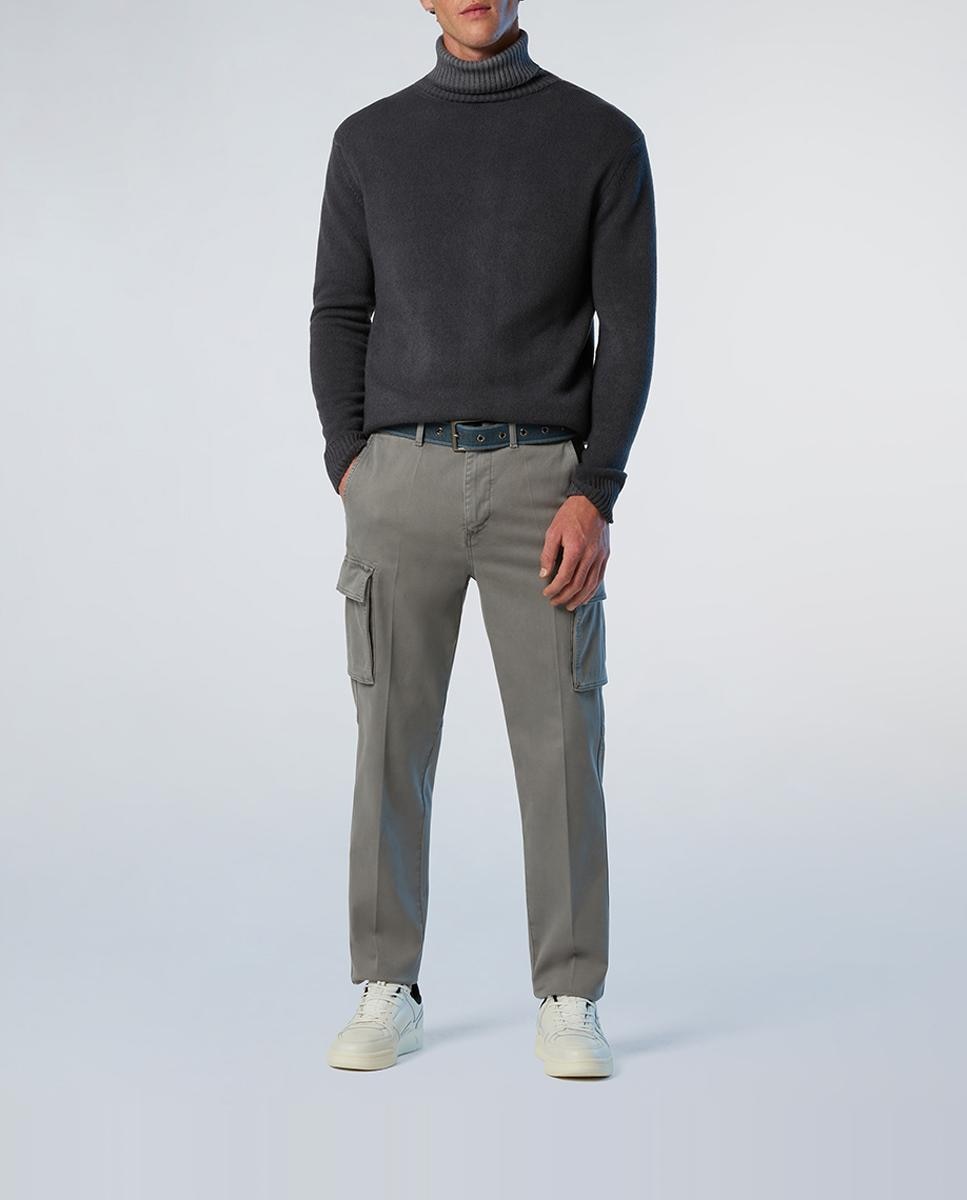 Imagen 0 de Pantalón cargo en gabardina elástica eco, con bolsillos laterales y traseros funcionales.